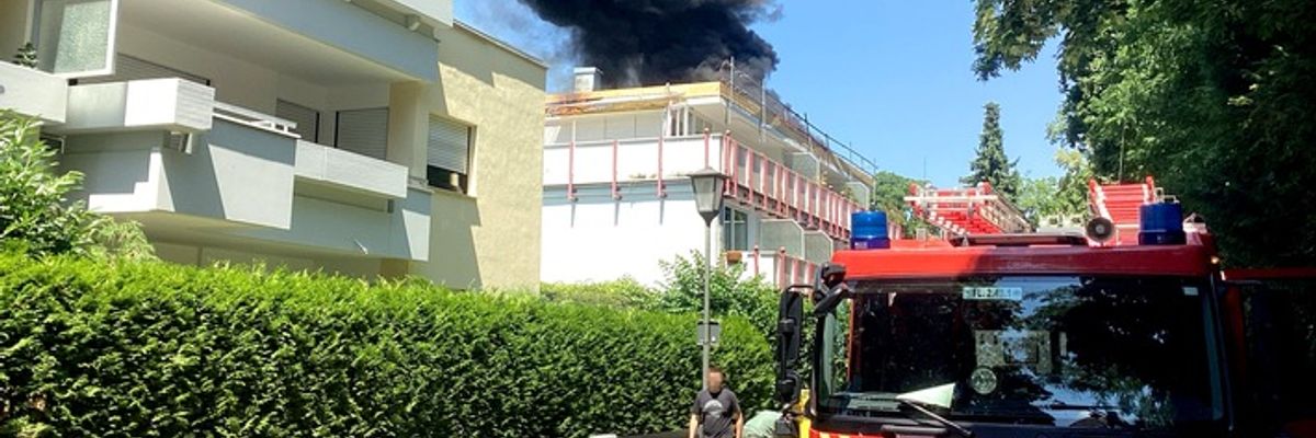 FW-M: Brennende Baustoffe bei Dacharbeiten (Solln)