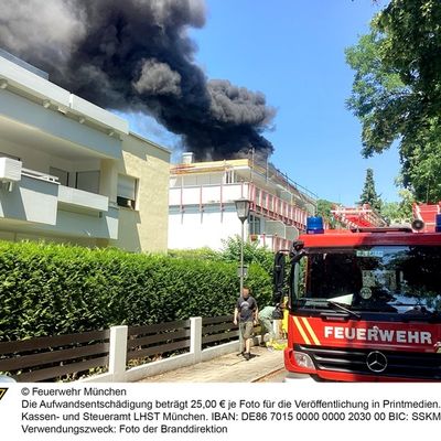 FW-M: Brennende Baustoffe bei Dacharbeiten (Solln)