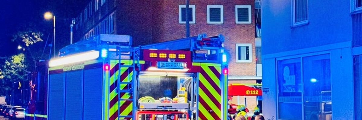 FW-GE: Menschen Rettung über Drehleitern in Gelsenkirchen