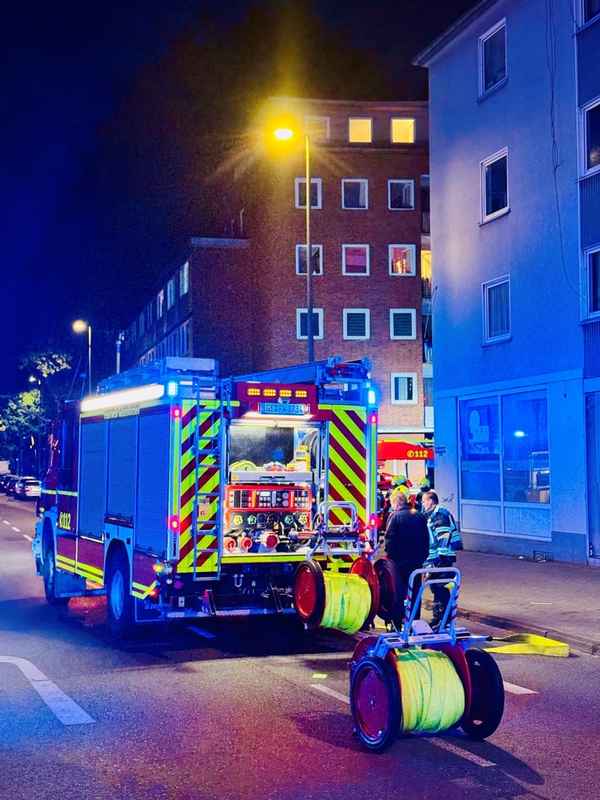FW-GE: Menschen Rettung über Drehleitern in Gelsenkirchen