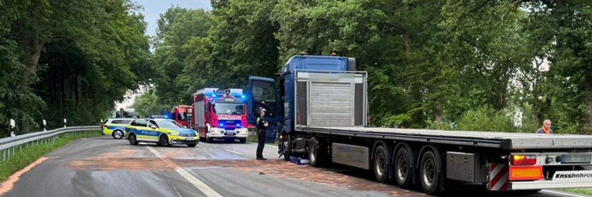 FW-AUR: Umfangreicher Dieselaustritt auf Bundesstraße