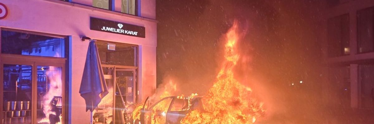 FW-DT: Brennender Pkw in der Innenstadt