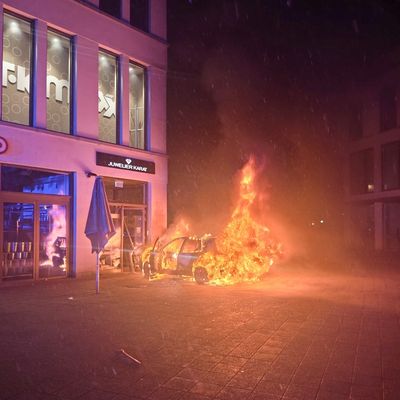 FW-DT: Brennender Pkw in der Innenstadt