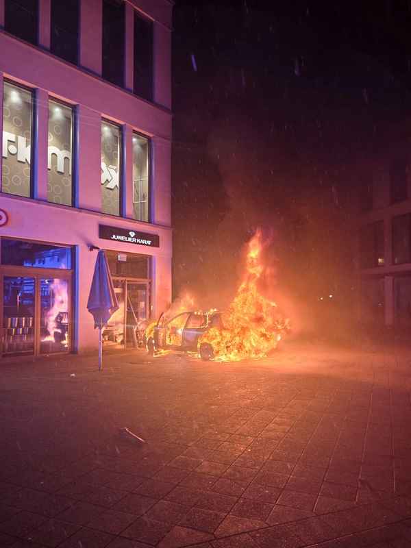 FW-DT: Brennender Pkw in der Innenstadt