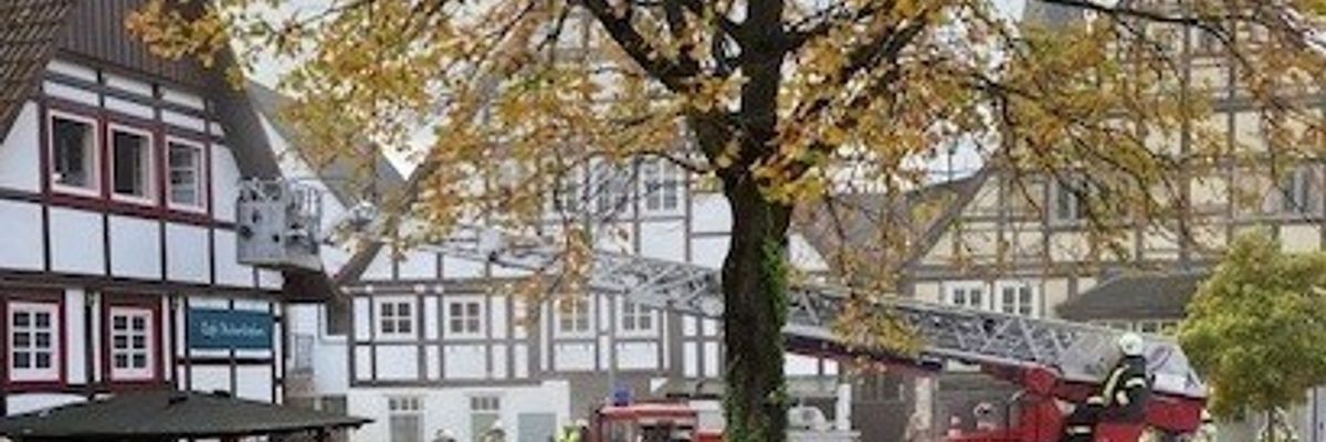 FW Lügde: Feuerwehr Lügde löscht Zimmerbrand