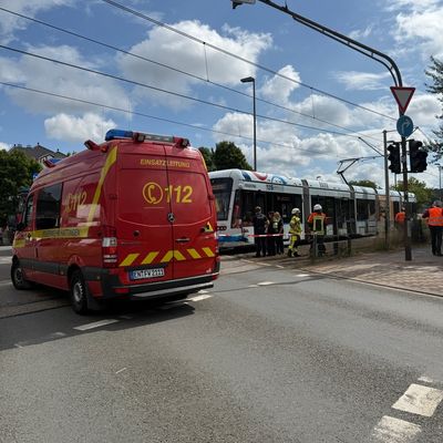 FW-EN: Schwerer Unfall zwischen Fußgänger und Straßenbahn