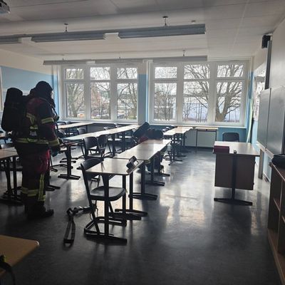 FW Bad Segeberg: Gefahrguteinsatz an Bad Segeberger Schule - Verdacht auf Gefahrstoffaustritt