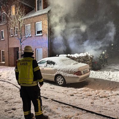FW-AUR: Fahrzeugbrand in dichtem Schneetreiben bekämpft