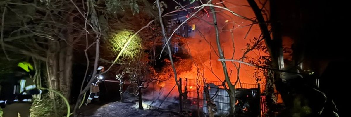 FW Bremerhaven: Feuerwehr Bremerhaven verhindert Brandausbreitung auf Villa