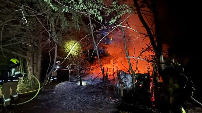 FW Bremerhaven: Feuerwehr Bremerhaven verhindert Brandausbreitung auf Villa