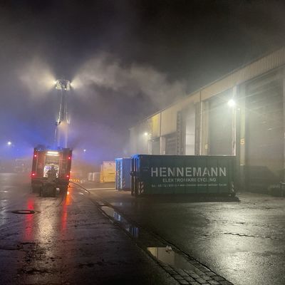 FW-DO: Brand in Lagerhalle eines Recyclingbetriebs