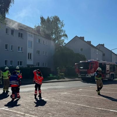 FW Helmstedt: Feuer auf Balkon - Dachstuhl betroffen
