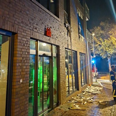 FW-AUR: Brennender Unterstand bedroht Gebäude