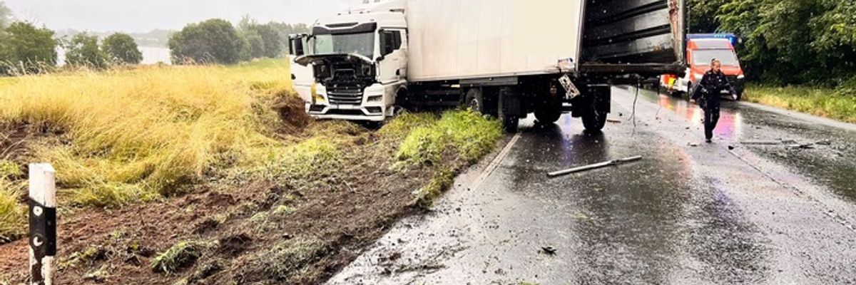 FW Xanten: Kollision zweier LKW in Birten