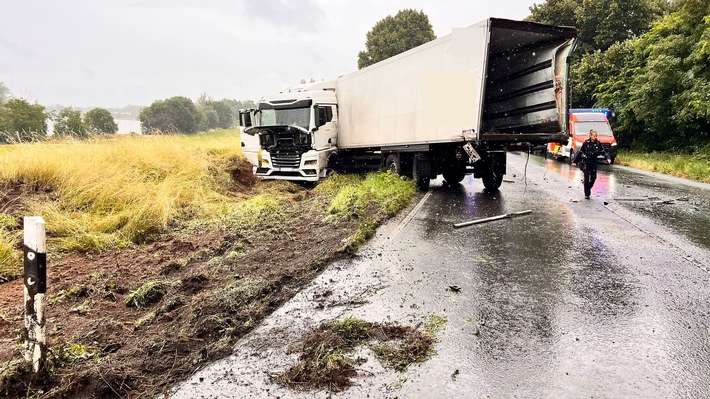 FW Xanten: Kollision zweier LKW in Birten