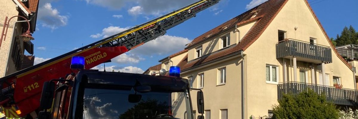 KFV-CW: Feuerwehr kann Ausbreiten eines Dachstuhlbrandes verhindern / Keine Verletzten / 300.000 Euro Sachschaden