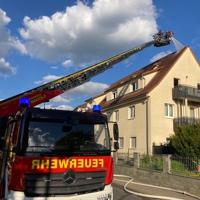 KFV-CW: Feuerwehr kann Ausbreiten eines Dachstuhlbrandes verhindern / Keine Verletzten / 300.000 Euro Sachschaden