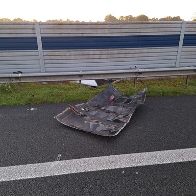 FW-ROW: Kleintransporter mit Gefahrstoffen explodiert auf Autobahn