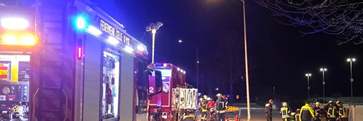 FW Celle: Verkehrsunfall mit einer eingeschlossenen Person