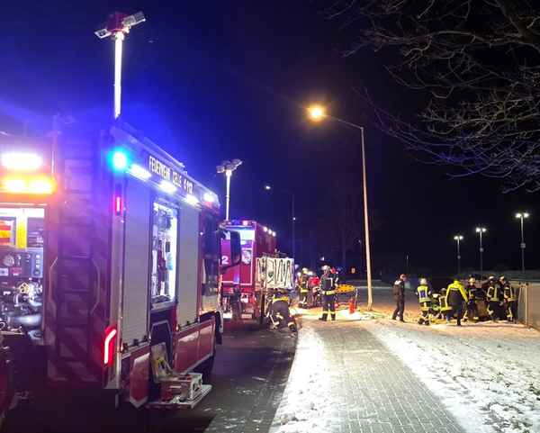 FW Celle: Verkehrsunfall mit einer eingeschlossenen Person