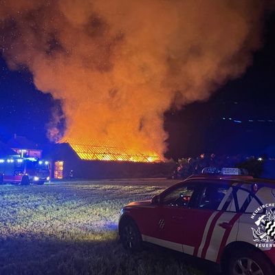 FW Neukirchen-Vluyn: Großbrand einer Scheune - Kräftezehrender Einsatz über 17 Stunden + Nachlöscharbeiten bis zum Folgetag (Abschlussmeldung)