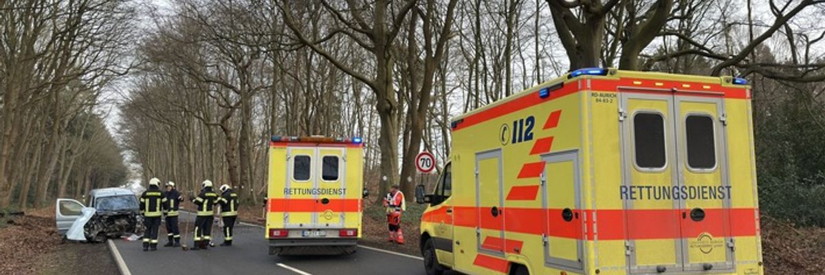 FW-AUR: Baum-Aufprall reißt Motorblock aus PKW