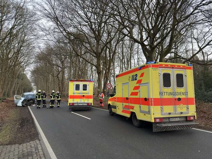 FW-AUR: Baum-Aufprall reißt Motorblock aus PKW