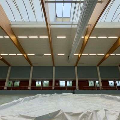 FW-OLL: Regenwasser dringt durch beschädigte Dachluke - Feuerwehr verhindert größeren Schaden an Sporthalle