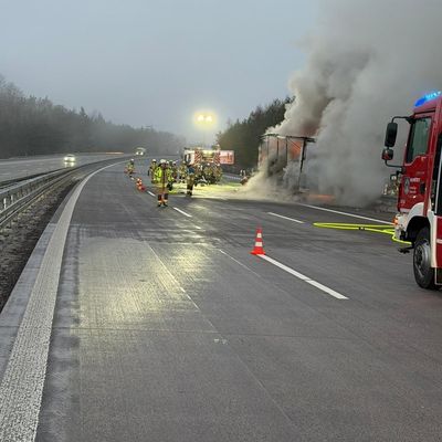 FW Helmstedt: Brennender Sattelauflieger auf der BAB2
