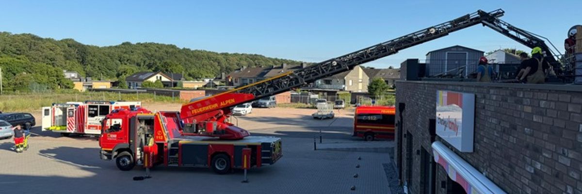 FW Alpen: Tragehilfe für die Drehleiter