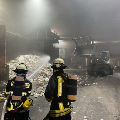 FW-DO: Brand in Lagerhalle eines Recyclingbetriebs
