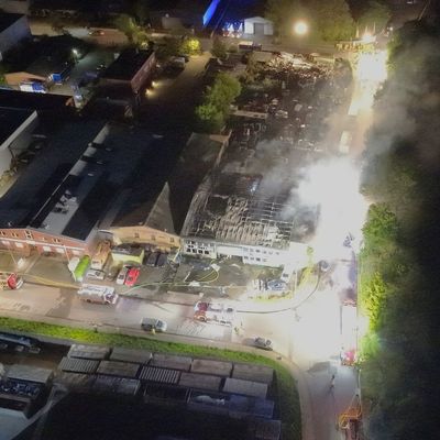 FW Grevenbroich: Feuerwehr Grevenbroich - Folgemeldung: Großbrand im Industriegebiet Ost, KFZ-Betrieb ausgebrannt, Übergreifen auf Schrottplatz verhindert, 150 Retter im Einsatz, Einsatzdauer weiter unbestimmt