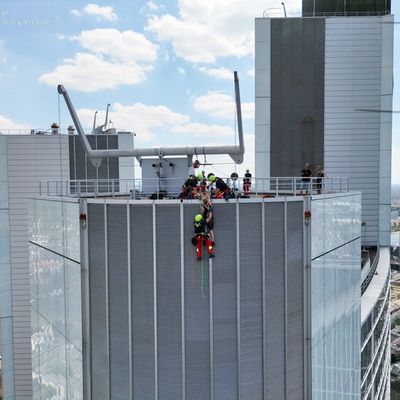 FW-F: Feuerwehr Frankfurt rettet zwei Fassadenreiniger aus 240 Metern Höhe