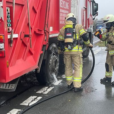 FW Lehrte: Müllwagen brennt auf der B443 zwischen Lehrte und Sehnde