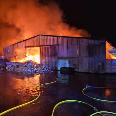 FW Dörentrup: Brand im Industriegebiet Dörentrup-Humfeld - Feuerwehr erneut im Großeinsatz