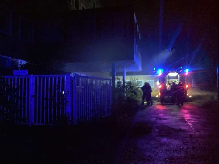 FW-GE: Brand in einer ehemaligen Fabrikhalle in Gelsenkirchen Feldmark