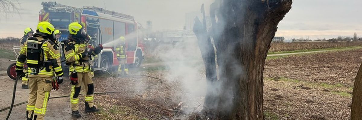 FW Alpen: Freiwillige Feuerwehr Alpen gefordert an den Karnvalstagen
