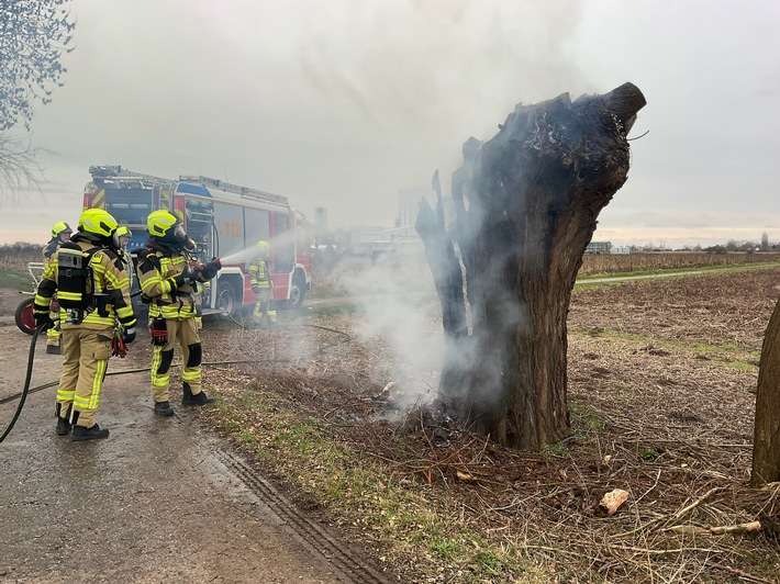 FW Alpen: Freiwillige Feuerwehr Alpen gefordert an den Karnvalstagen