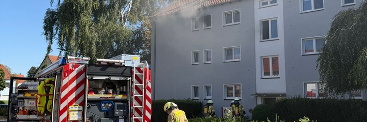 FW Helmstedt: Feuer auf Balkon - Dachstuhl betroffen
