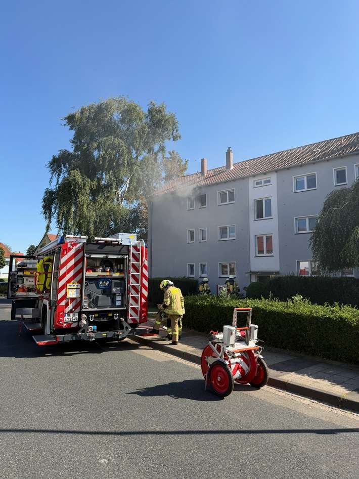 FW Helmstedt: Feuer auf Balkon - Dachstuhl betroffen