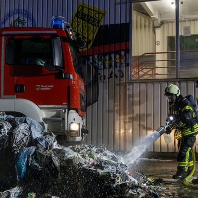 FW-MK: Müllpresse an der Eissporthalle in Brand geraten