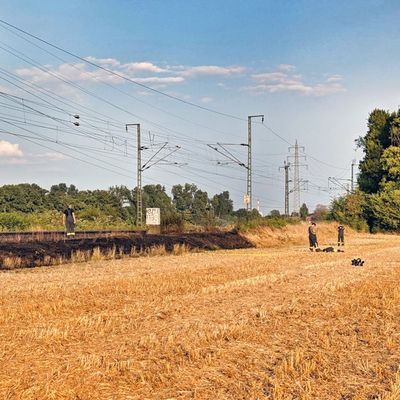 FW-NE: Vegetationsbrand an Bahnstrecke auf der Furth | Feuerwehr löscht brennende Böschung