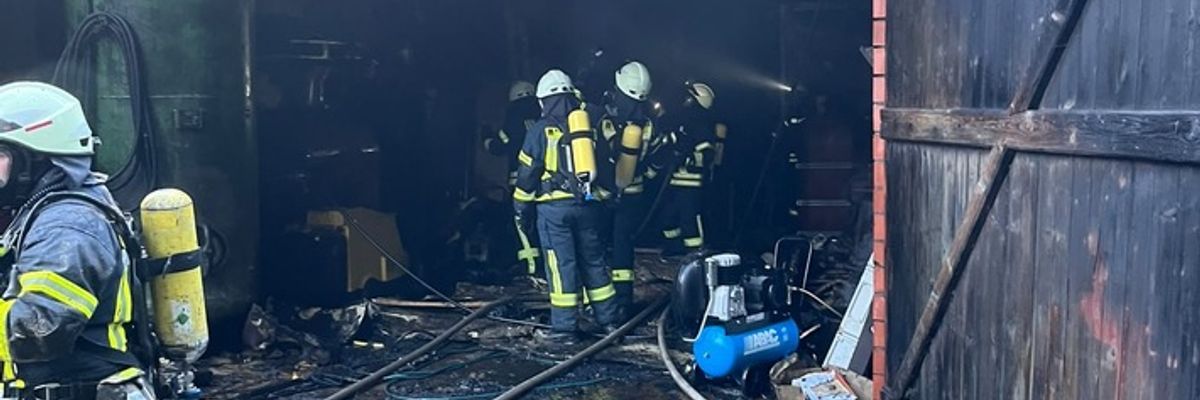 FW-ROW: Werkstattbrand in Oldendorf - Feuerwehr schützt angrenzenden Schweinestall