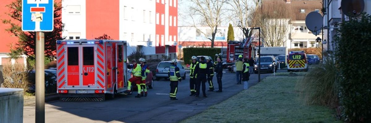 FW-DO: Wohnungsbrand in Brackel - Eine verletzte Person mit Rettungshubschrauber in Klinik geflogen