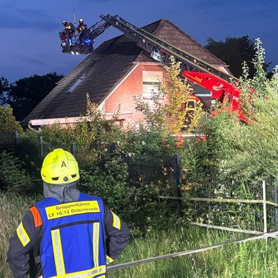 FW-ROW: Feuer im Dachstuhl - Feuerwehr verhindert Schlimmeres