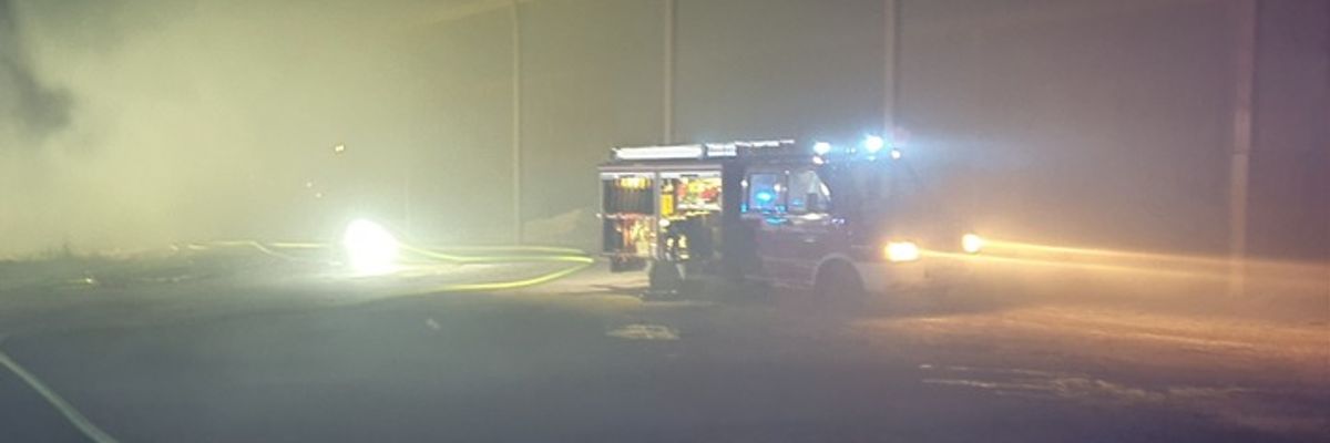 FW-RD: Heuballenbrand am späten Abend in Remmels (Kreis Rendsburg-Eckernförde)