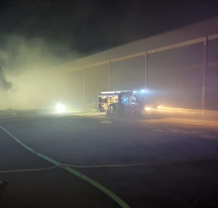 FW-RD: Heuballenbrand am späten Abend in Remmels (Kreis Rendsburg-Eckernförde)