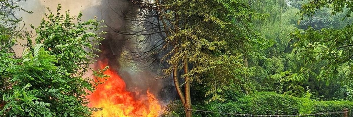 FW-OB: Brand einer Gartenlaube in Kleingartenanlage - Feuerwehr verhindert Ausbreitung