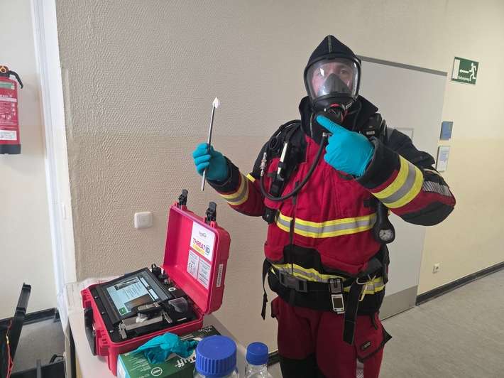 FW Bad Segeberg: Gefahrguteinsatz an Bad Segeberger Schule - Verdacht auf Gefahrstoffaustritt