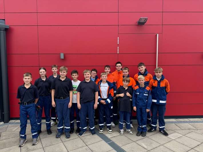 FW Alpen: Jugendfeuerwehr Xanten und Alpen erkunden den Wald